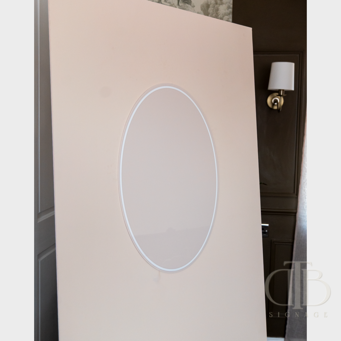 Beige wall with circular cutout and light fixture in the background